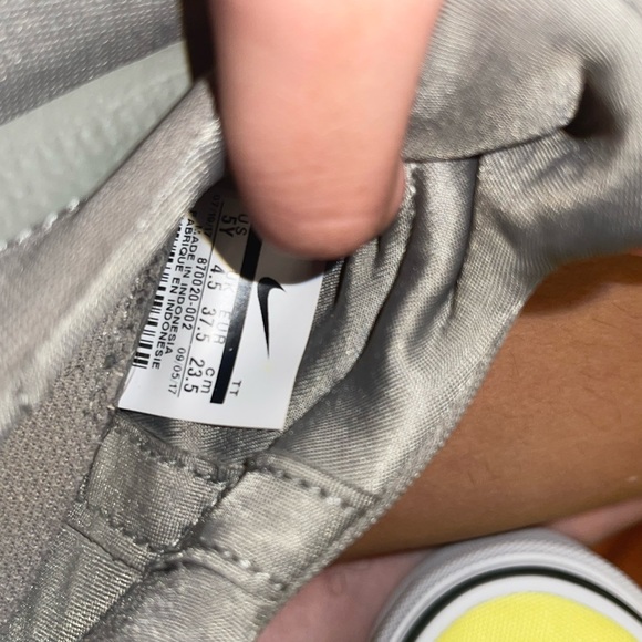 Nike shoes - Picture 3 of 3